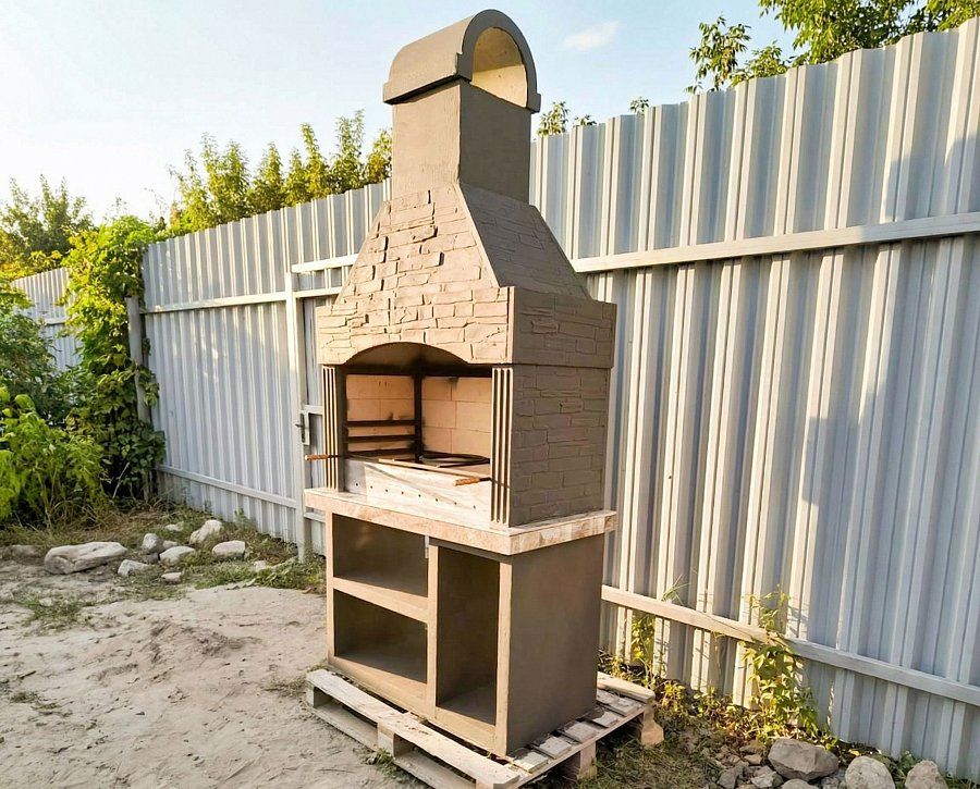 Печь № 12 — Печь барбекю с широкой топкой и полками в дровнице (фактура под кирпич)